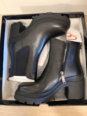 Blondo Black Leather Chunky Heel Ankle Boots with Side Zip